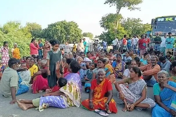 பள்ளி மாணவி கொடூரக் கொலை: பொதுமக்கள் தொடர் போராட்டம்