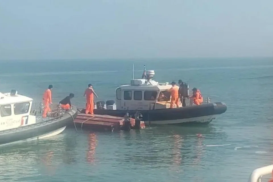 படகிலிருந்த மற்ற இரு மீனவர்களின் உடல்நிலை சீராக உள்ளதாகத் தெரிவிக்கப்பட்டது.
