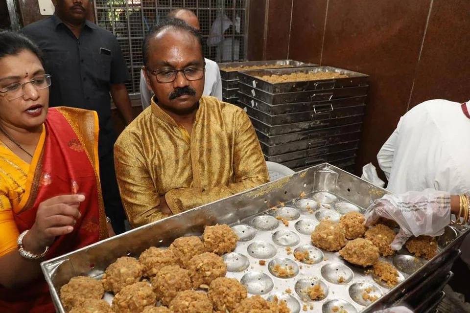 திருமலை திருப்பதி கோயில் நிர்வாகத்தின் செயல் அலுவலர் ஜே. ஷியாமளா ராவ் லட்டு விற்பனையை மேற்பார்வையிட்டார்.