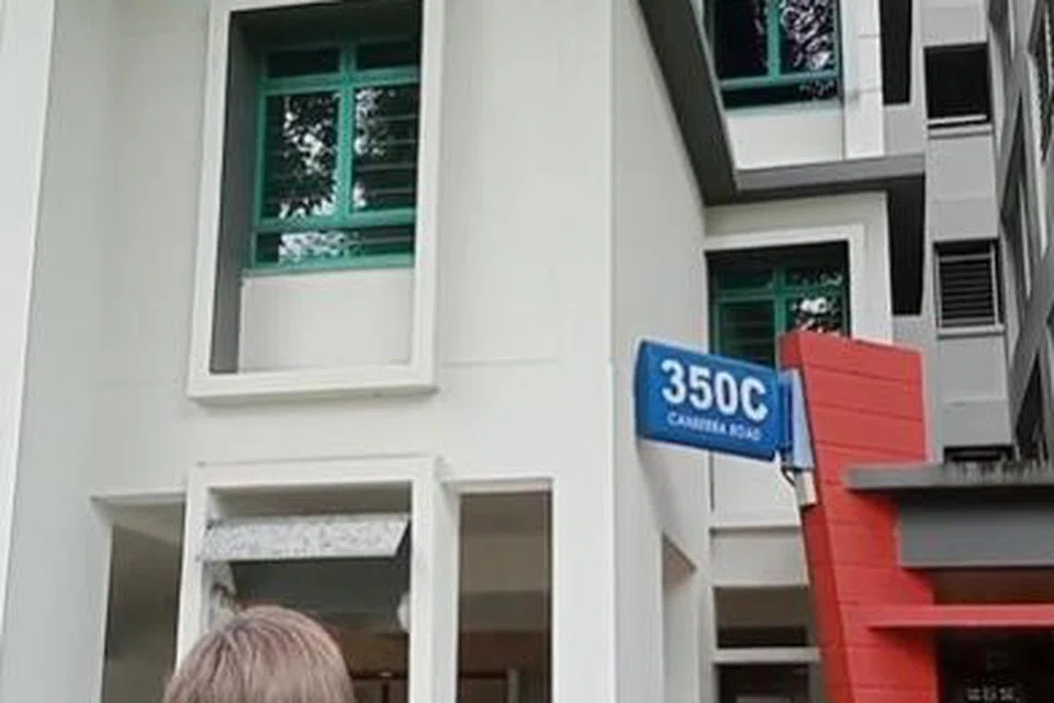 கேன்பரா ரோடு, புளோக் 350சியின் 3வது மாடி விளிம்பில் நின்று கொண்டிருந்த சிறுவனை காப்பாற்றிய வெளிநாட்டு ஊழியர்.
