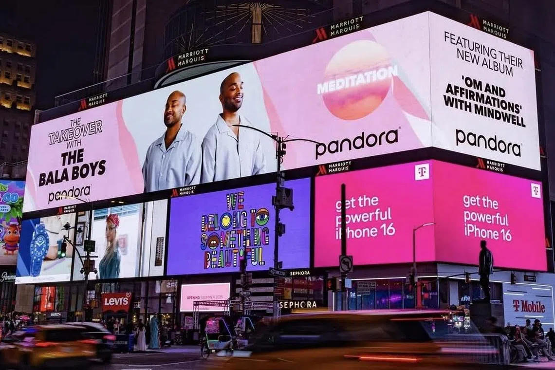 டைம்ஸ் சதுக்கத் திரையில் சிங்கப்பூர் இரட்டைச் சகோதர இசைக்கலைஞர்கள் 