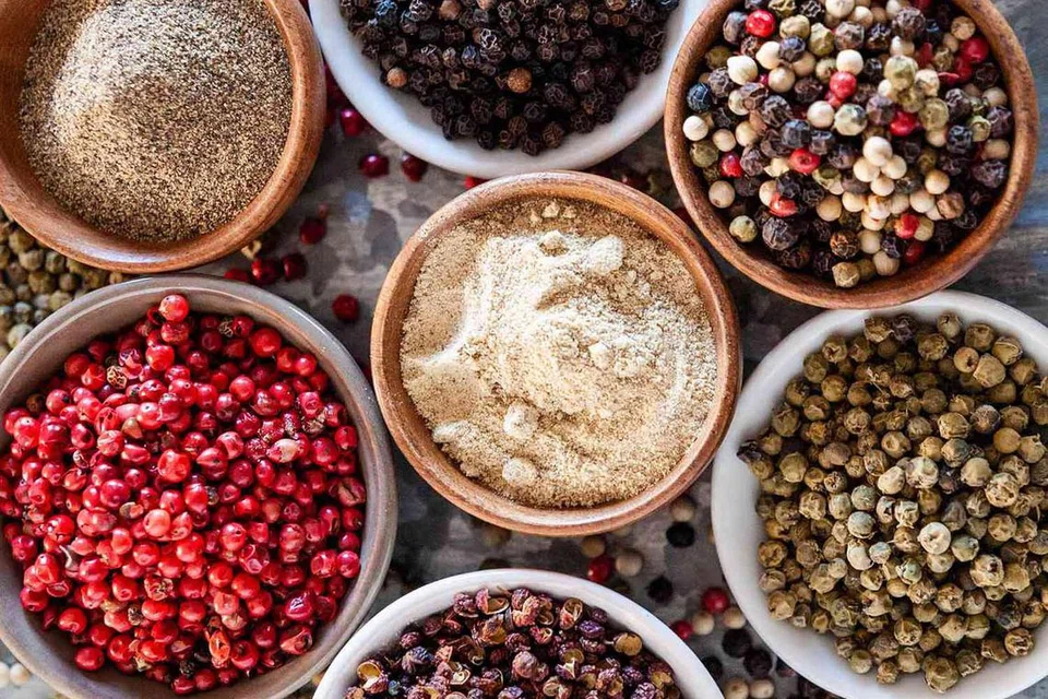 பதப்படுத்தப்படும் முறைக்கேற்ப கரு மிளகு, வெண் மிளகு, சிவப்பு மிளகு, பச்சை மிளகு எனப் பலவகை உண்டு.
