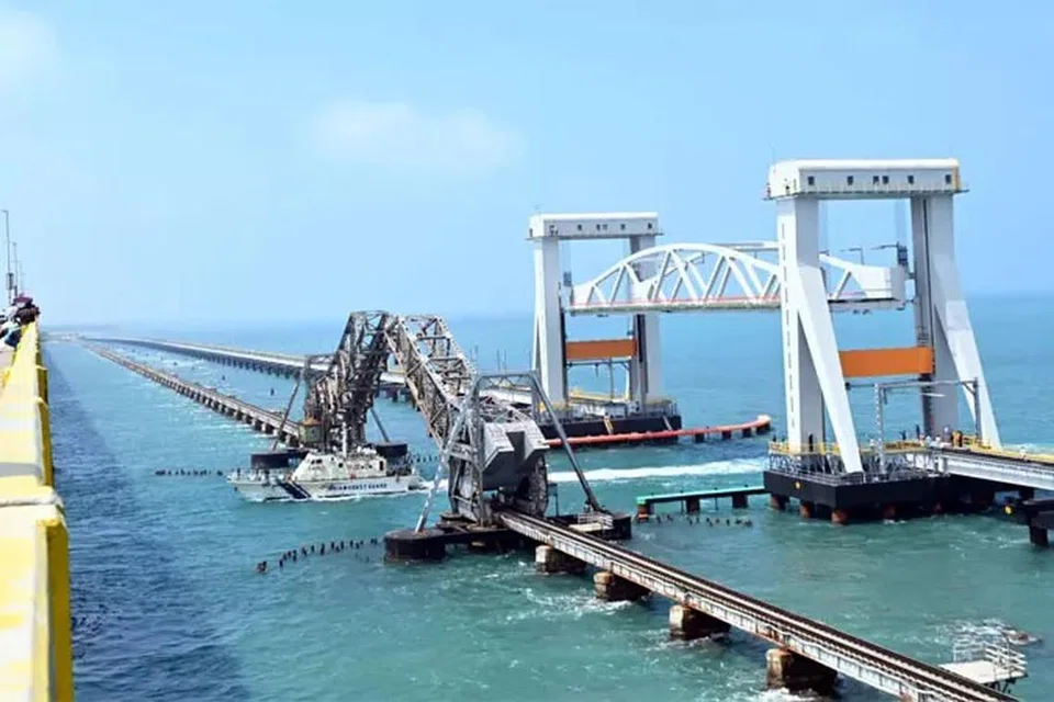 ராமேசுவரத்தில புதிதாகக் கட்டப்பட்டுள்ள பாம்பன் ரயில் பாலம்.