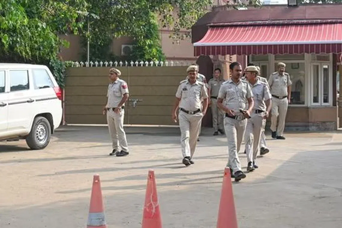 டெல்லியில் குறைந்தது மூன்று பள்ளிகளுக்கு வெடிகுண்டு மிரட்டல்