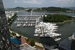 செவ்வாய்க்கிழமை காலை 8.40 மணிக்கு, கெப்பல் பே விஸ்தாவிலிருந்து உதவி கோரி தங்களுக்கு அழைப்பு வந்ததாய்க் காவல்துறையினர் தெரிவித்தனர். 