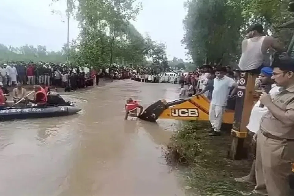 கால்வாய் நீரில் அடித்துச் செல்லப்பட்ட பலரை இன்னும் காணவில்லை.