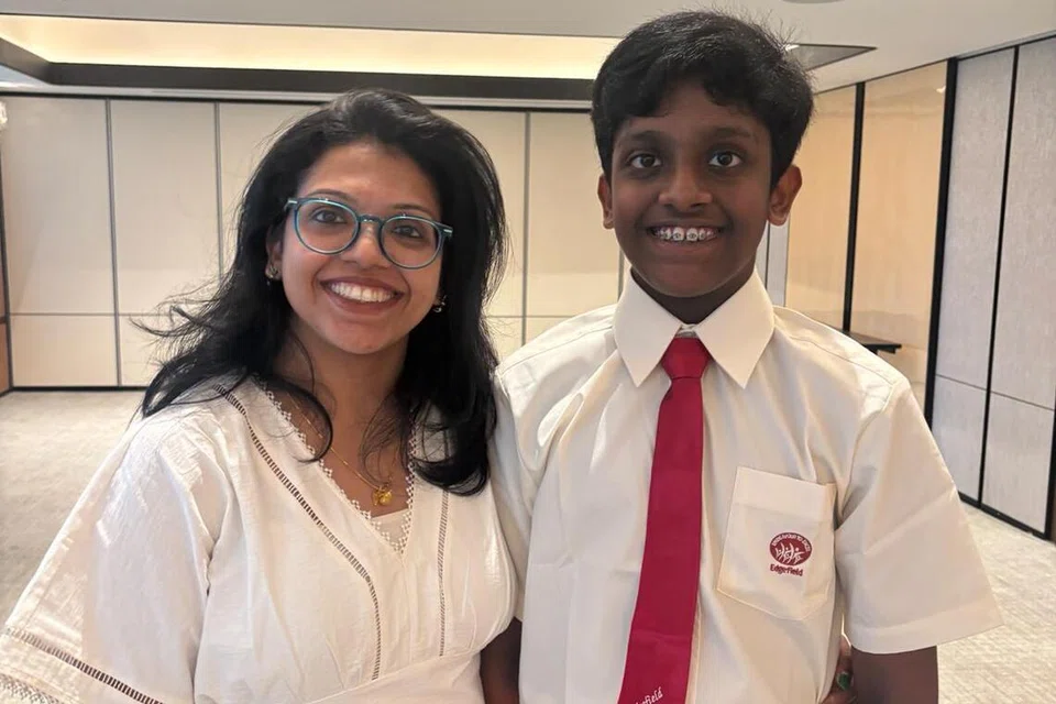 அறியப்படாத நாயகர்கள் விருதைப் பெற்ற எவ்யவ் அருண்குமார் அவரின் தாயாருடன்.