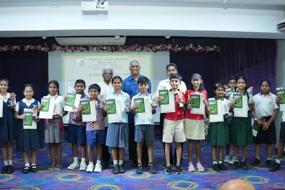 சிறப்பு விருந்தினர்கள், பேராளர்களுடன் போட்டிகளில் பங்கேற்று பரிசு பெற்ற மாணவர்கள். (பின்வரிசையில் இடமிருந்து) சிங்கப்பூர்த் தமிழர் இயக்கத்தின் பொதுச் செயலாளர் ந நாராயணசாமி, சிறப்பு விருந்தினர் வளர்தமிழ் இயக்கத்தின் தலைவர் நசீர் கனி, சிங்கப்பூர்த் தமிழர் இயக்கத்தின் தலைவர் ரெ. செல்வராஜூ.