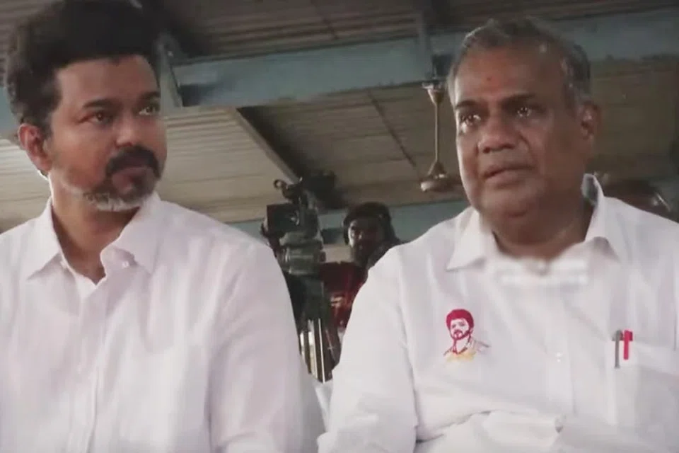கட்சிக் கொடியைக் கொடி கம்பத்தில் ஏற்றிவிட்டு, விழா நடந்த இடத்தில் முன்வரிசையில் அமர்ந்திருந்த விஜய்யும் புஸ்ஸி ஆனந்தும், தவெக கொடிப் பாடல் அங்கத்தின்போது கண்கலங்கினர்.
