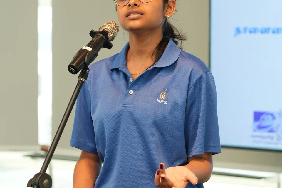 பயிலரங்கைத் தொடர்ந்து நடைபெற்ற பேச்சுப்போட்டியில் பங்கேற்றுப் பேசும் மாணவி.