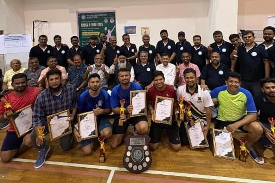 சிறப்பு விருந்தினருடன் சமூகத் தலைவர்கள், போட்டியில் கலந்துகொண்ட விளையாட்டு வீரர்கள்.