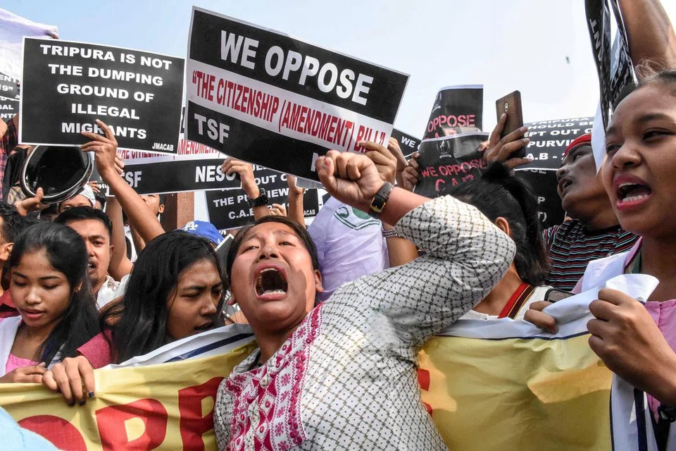 குடியுரிமை திருத்த மசோதாவுக்கு ஆரம்பத்தில்  பல தரப்பினர் கடும் எதிர்ப்பு தெரிவித்தனர்.