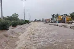 திருச்சி தேசிய நெடுஞ்சாலை மார்க்கத்தில் விழுப்புரம் மாவட்டம் அரசூரில் தேசிய நெடுஞ்சாலையை கடந்து செல்லும் தென்பெண்ணையாற்று வெள்ள நீர்.
