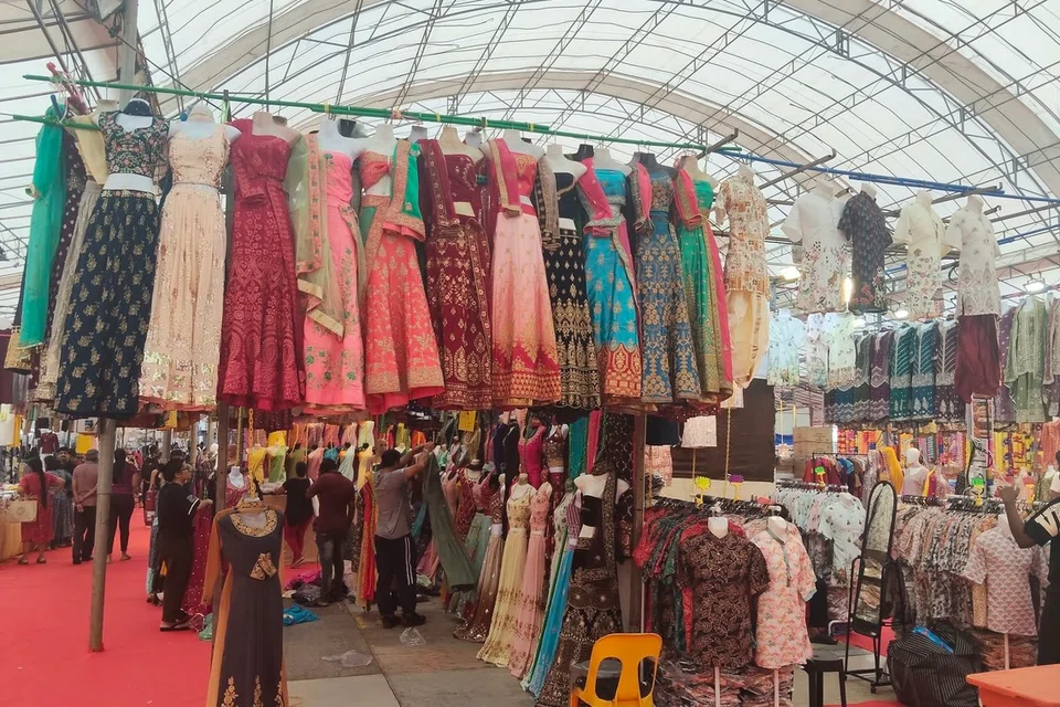பர்ச் சாலை தீபாவளிச் சந்தையின் உட்புறம்.