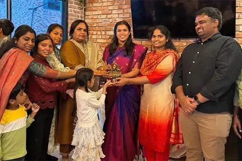 தென்கொரியாவில் தமிழ் வம்சாவளியினரைச் சந்தித்துப் பேசிய அமைச்சர் கீர்த்தனா, அந்த மக்களின் ஊக்கமூட்டும் வாழ்க்கைப் பயணங்களையும் சாதனைகளையும் அறிந்து மகிழ்வதாகக் குறிப்பிட்டார்.