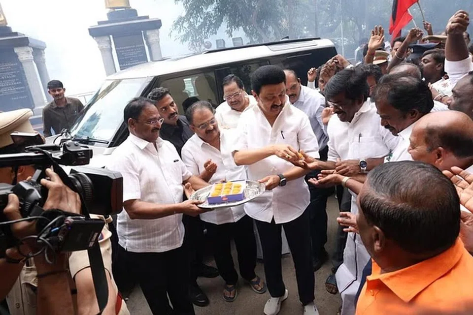 திமுகவின் தலைமை அலுவலகமான அண்ணா அறிவாலயம் வந்த தமிழக முதல்வர் மு.க.ஸ்டாலின், அங்கிருந்த தொண்டர்களுக்கு இனிப்புகளை வழங்கி மகிழ்ச்சியைப் பகிர்ந்துகொண்டார்.