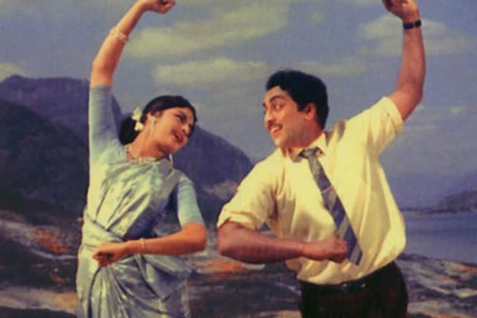 ‘காதலிக்க நேரமில்லை’ எனும் பாடல் காட்சியில் முத்துராமன், காஞ்சனா. 