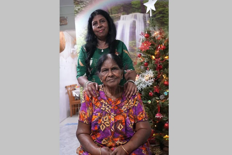 தாயார் அன்னம்மா துரைராஜுடன் ஹெலன் தாமரை.