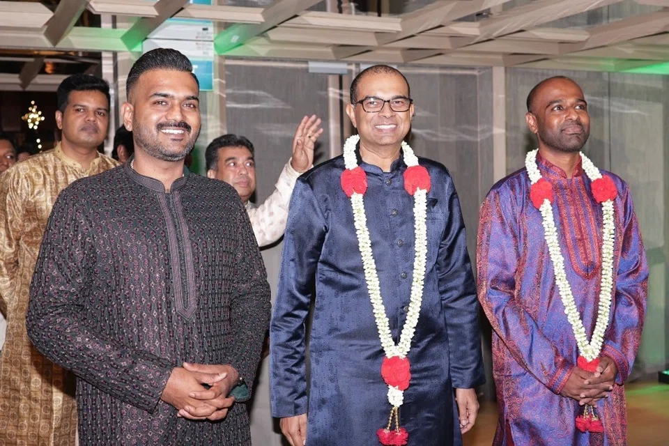 லிஷா தீபாவளி விருந்தில் (இடமிருந்து) ஏற்பாட்டுக் குழுத் தலைவர் கீர்த்தி ராஜேந்திரன், நீடித்த நிலைத்தன்மை, சுற்றுப்புற மற்றும் கல்வி மூத்த துணை அமைச்சர் ஜனில் புதுச்சேரி, வெஸ்ட் கோஸ்ட் - ஜூரோங் வெஸ்ட் குழுத்தொகுதி நாடாளுமன்ற உறுப்பினர் டாக்டர் ஹமீது ரசாக்.