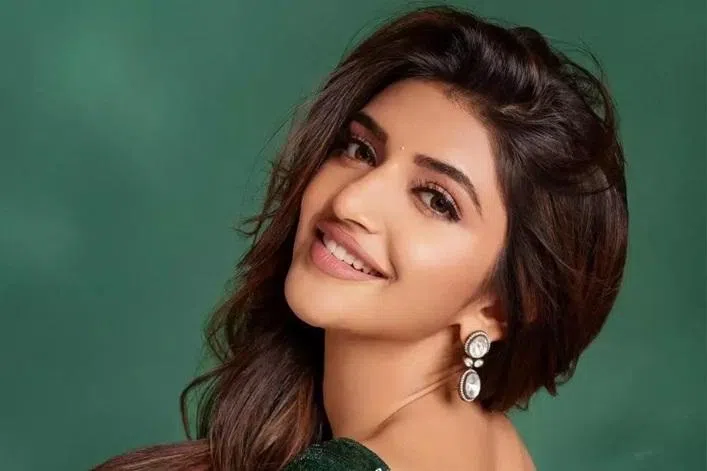 பொங்கல் போட்டியில் கதாநாயகிகள்