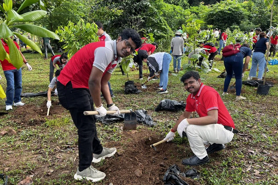 கெப்பல் நிறுவனத்திலிருந்து அரவிந்த் குமார், கோபி (வலம்). அரவிந்த் குமார் சென்ற ஆண்டும் மரம் நட்டார். கோபி தன் நண்பர்களுடன் நிதி திரட்டி, தமிழகத்தில் மரங்கள் நட்டுவருகிறார்.