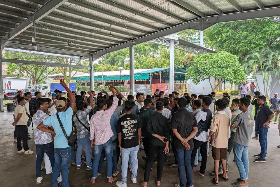 அக்டோபர் மாதம் 23ஆம் தேதியன்று சூன் லீ சாலையில் உள்ள வெளிநாட்டு ஊழியர்கள் மையத்தின் பொழுதுபோக்கு மன்றத்தில், புரோசஸ் மெயின்டேனன்ஸ் சொல்யூஷன்ஸ் நிறுவனத்தைச் சேர்ந்த சுமார் 70 ஊழியர்கள், அதன் இயக்குநர் ருசைதி மசுனிக்குடனும் மனிதவள அமைச்சு அதிகாரிகளுடனும் ஒரு சந்திப்பை மேற்கொண்டனர்.