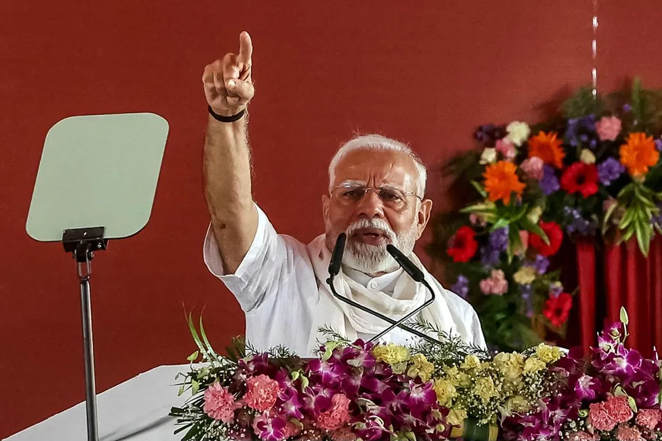 சனிக்கிழமை வாரணாசியில் நடைபெற்ற பொதுக் கூட்டத்தில் பேசிய பிரதமர் மோடி, இந்தியா 3வது பொருளியல் நாடாக உருவெடுக்கும் என்று குறிப்பிட்டார்.