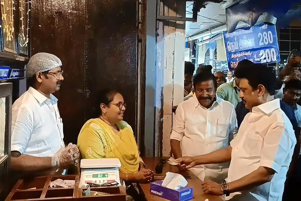திருநெல்வேலி டவுனிலுள்ள பிரசித்தி பெற்ற இருட்டுக்கடை அல்வாவை மு.க. ஸ்டாலின் வியாழன் (பிப்ரவரி 6) இரவு வாங்கி ருசித்தார். திருநெல்வேலி மாவட்டத்தில் பல்வேறு நிகழ்ச்சிகளில் பங்கேற்ற அவர், டவுனில் உள்ள இருட்டுக்கடை அல்வா கடைக்கு சென்று அங்குள்ளவர்களிடம் கலந்துரையாடினார்.