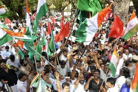 கேரளாவில் பத்தாண்டுகளுக்கு முன்னர் இழந்த ஆட்சியை காங்கிரஸ் கூட்டணி கைப்பற்றியுள்ளது.