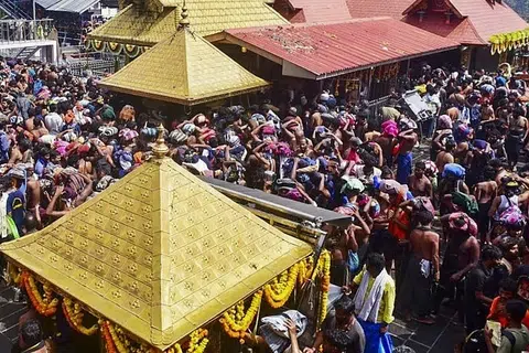 பக்தர்களின் கூட்ட நெரிசலைத் தவிர்க்கும் வகையில் சபரிமலை ஆலய வாரியம் பாதுகாப்பு உடனடி முன்பதிவு  எண்ணிக்கையைக் குறைத்துள்ளது.