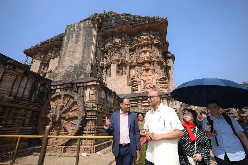இந்தியாவின் ஒடிசா மாநிலத்தில் அமைந்துள்ள உலகப் புகழ்பெற்ற கோனார்க் சூரியக் கோவிலில் தம் துணைவியாருடன் அதிபர் தர்மன் சண்முகரத்னம்.
