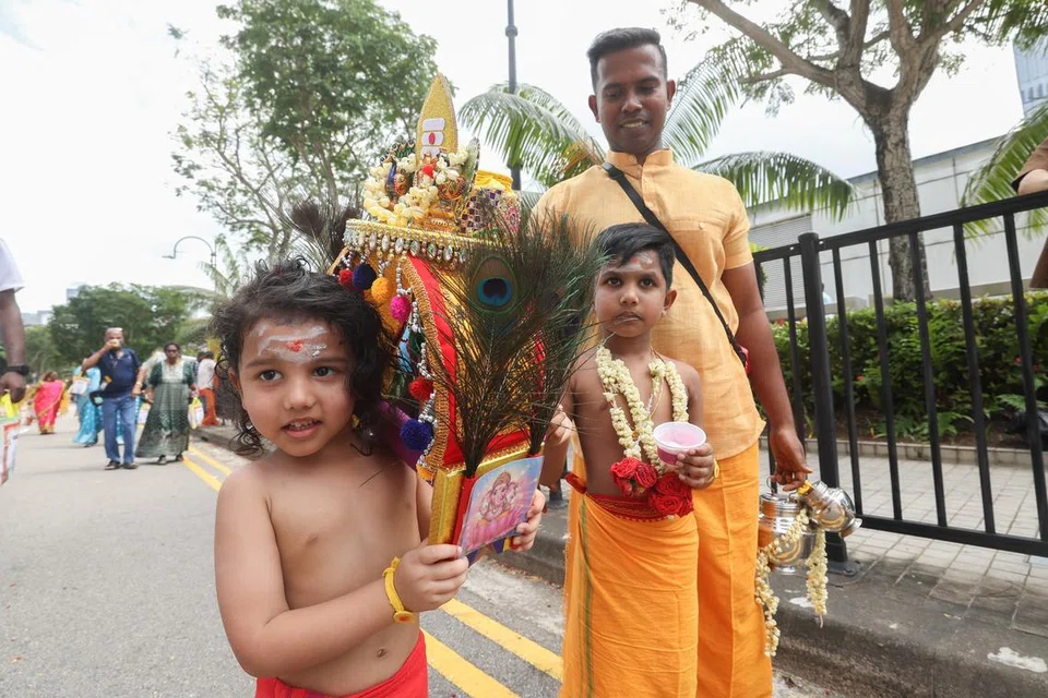 குட்டிக்காவடியைச் சுமந்து நடக்கிறார் லினேஷ் ஆதிரன். 