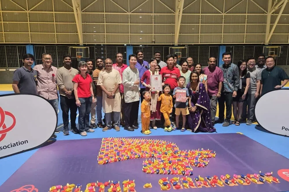 சிலேத்தார் சிராங்கூன் தொகுதி வரைபடத்தை விளக்குகளால் அலங்கரித்துச்  சாதனை