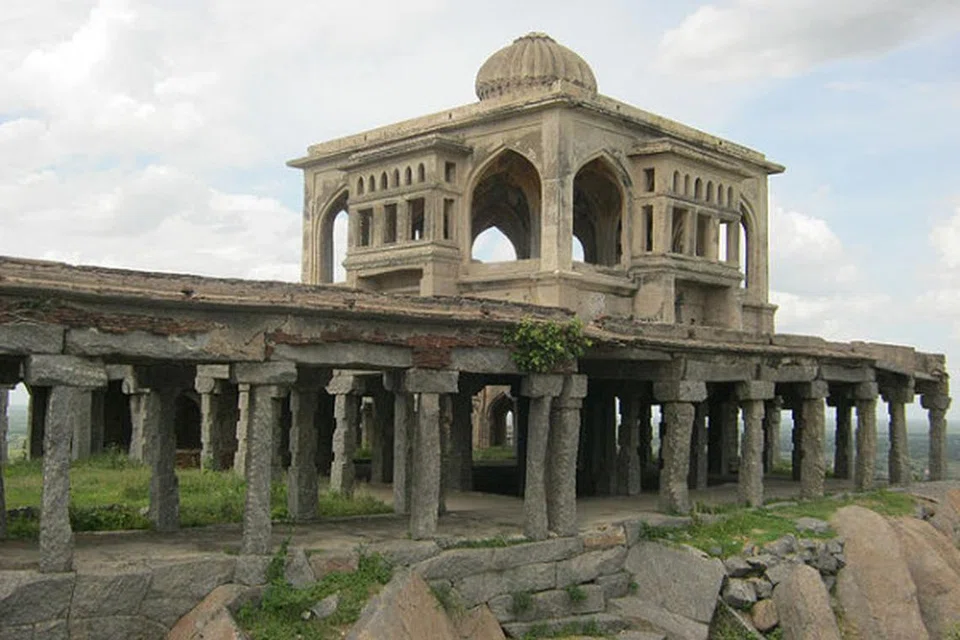 ஏறக்குறைய 1,200 ஏக்கரில், சுற்றிலும் 12 கிமீ நீளமுள்ள மதில் சுவர்களாலும் 80 அடி அகலம் உள்ள அகழிகளுடன், உயரமான மதில்களுடனும் செஞ்சிக் கோட்டை கட்டப்பட்டுள்ளது.