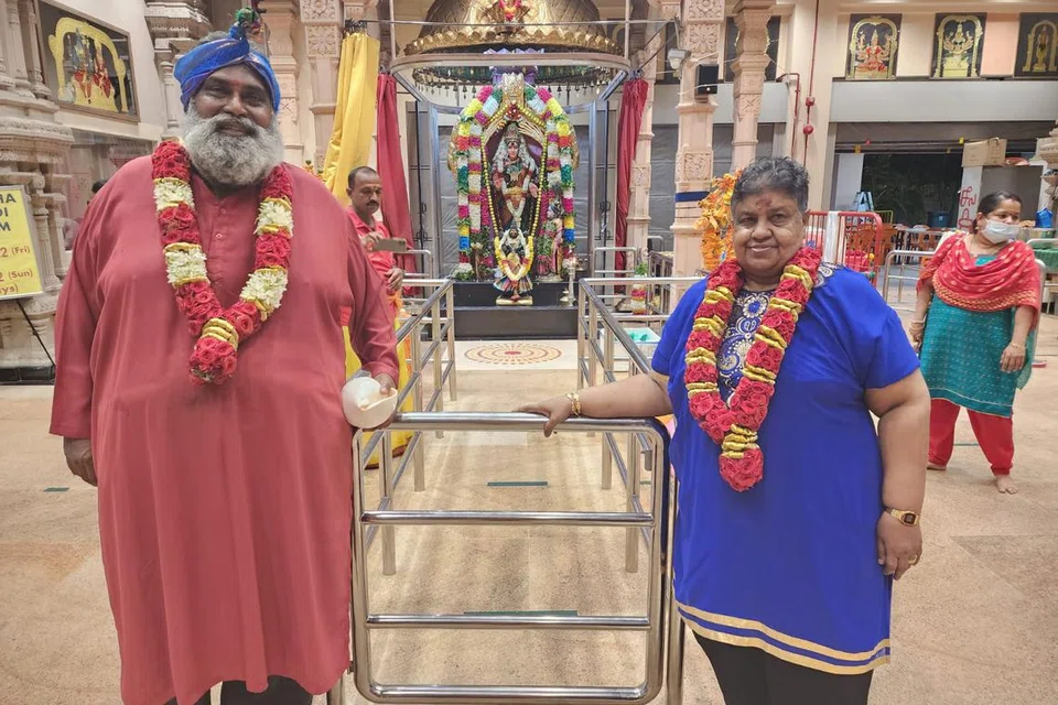 மனைவி மல்லிகாவுடன் திரு ராஜா.