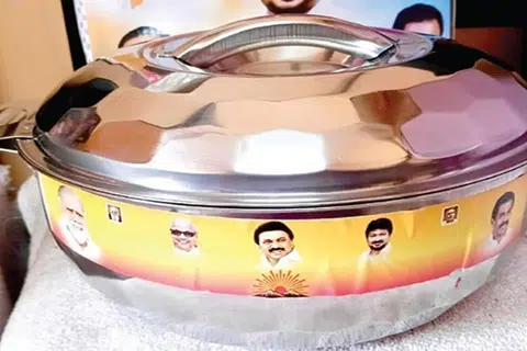 முதல்வர் ஸ்டாலின் உள்ளிட்டோரின் படங்கள் அச்சிடப்பட்ட ஸ்டிக்கர்கள் ஒட்டப்பட்ட இந்த  ‘ஹாட் பாக்ஸ்’கள் தற்போது பழநி தொகுதியின் பேசுபொருளாகியுள்ளன. 