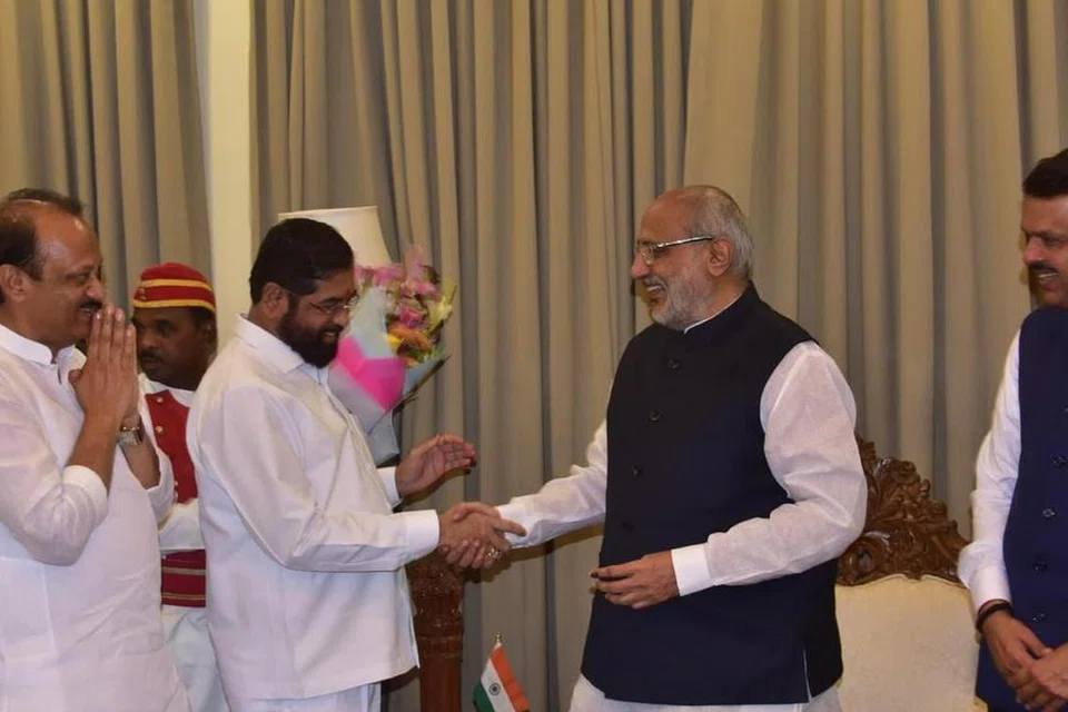 மகாராஷ்டிர முதல்வர் ஏக்நாத் ஷிண்டேயின் பதவி விலகல் கடிதத்தை ஏற்றுக்கொண்ட ஆளுநர் ராதாகிருஷ்ணன், புதிய முதலமைச்சர் நியமிக்கப்படும் வரை அவரைத் தற்காலிக முதலமைச்சராகப் பணியாற்றும்படி கேட்டுக்கொண்டார். 