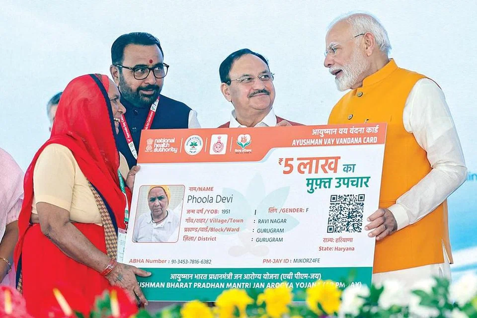 70 வயதுக்கு மேற்பட்டோருக்கான இலவச சிகிச்சை திட்டத்தை டெல்லியில் நேற்று தொடங்கி வைத்த பிரதமர் மோடி, மூத்த குடிமக்களுக்கு காப்பீடு அட்டைகளை வழங்கினார். உடன் மத்திய சுகாதாரத் துறை அமைச்சர் ஜே.பி. நட்டா உள்ளிட்டோர்.