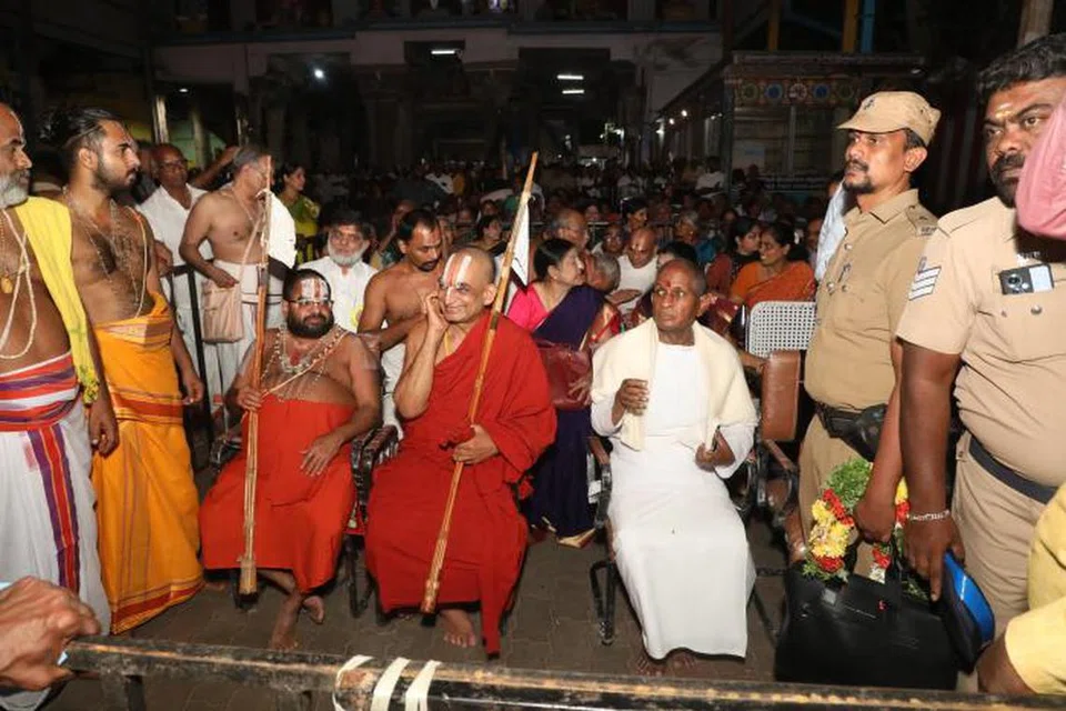இளையராஜாவுக்கு அர்த்த மண்டப நுழைவாயிலில் வைத்து மரியாதை அளிக்கப்பட்டது. 