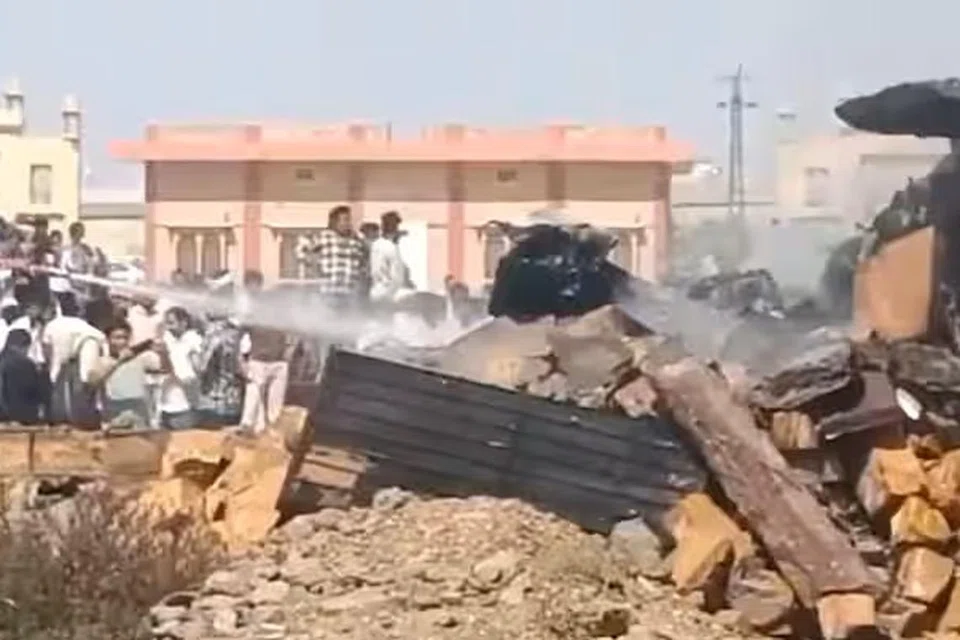 தீயை அணைக்கும் பணியில் உள்ளூர்வாசிகள்.