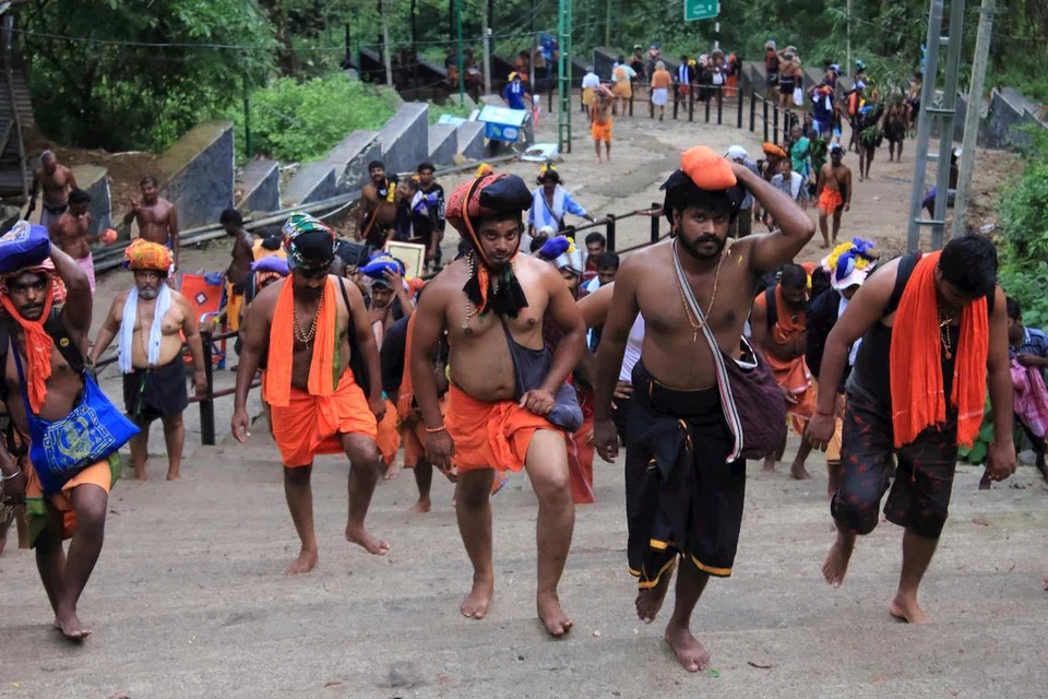 கோயி​லில் பக்​தர்​களுக்கு விற்​பனை செய்​யப்​பட்ட 16,628 ‘பாக்​கெட்’ நெய்​யில் முறைகேடு நடந்ததாகக் கூறப்படுகிறது.