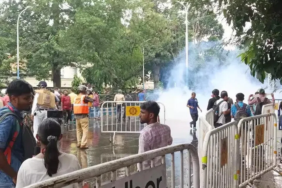 தலைமை செயலகம் நோக்கி பேரணி சென்ற மாணவர்களைக் கண்ணீர்ப் புகைக்குண்டு வீசியும் தண்ணீரைப் பீய்ச்சி அடித்தும் தடுத்து நிறுத்த காவல்துறையினர் முற்பட்டனர்.