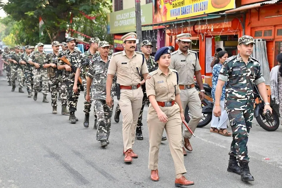 கேரளச் சட்டமன்றத் தேர்தலை முன்னிட்டு, அண்மையில் அம்மாநிலக் காவல்துறையினருடன் இணைந்து ஆயுதமேந்திய எல்லைப் பாதுகாப்புப் படையினர் சுற்றுக்காவலில் ஈடுபட்டனர்.