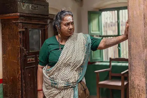 நீண்ட காலத்துக்குப் பிறகு ராதிகாவின் நடிப்புக்கும் நகைச்சுவை உணர்வுக்கும் தீனி போட்டிருக்கும் படம்.