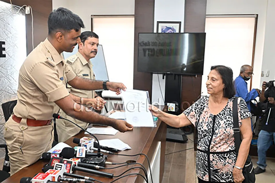 இணையக் குற்றவாளிகளிடம் இழந்த பணத்தை மீட்டதற்கான சான்றுக் கடிதத்தை, 79 வயது மூதாட்டியிடம் மங்களூரு இணையக் குற்றத் தடுப்புக் காவல்துறையினர் அளிக்கின்றனர்.
