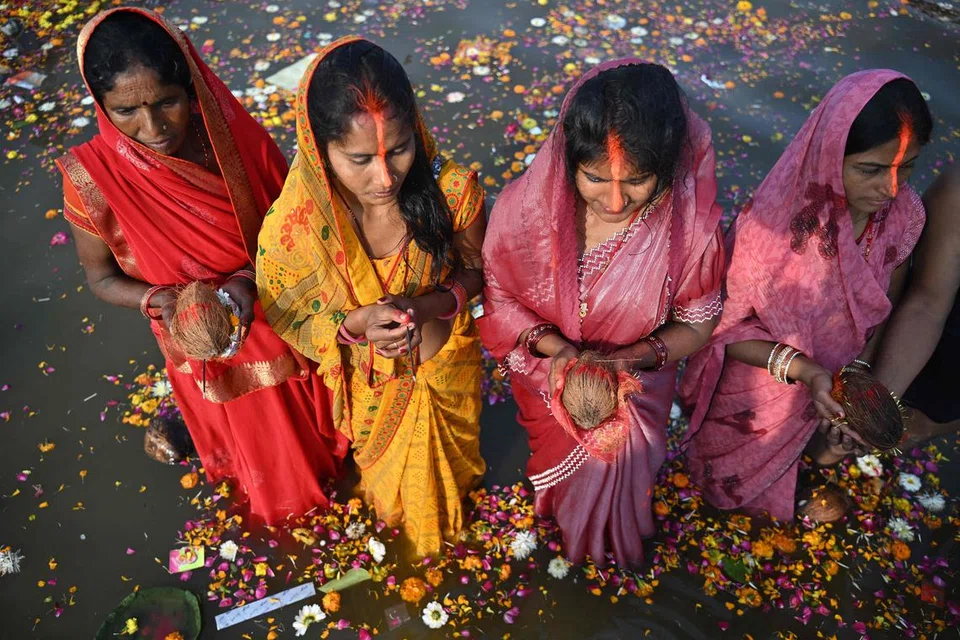மூன்று நதிகள் ஒன்றுகலக்கும் திரிவேணி சங்கமத்தில் வழிபாட்டில் ஈடுபட்டுள்ள பெண்கள்.