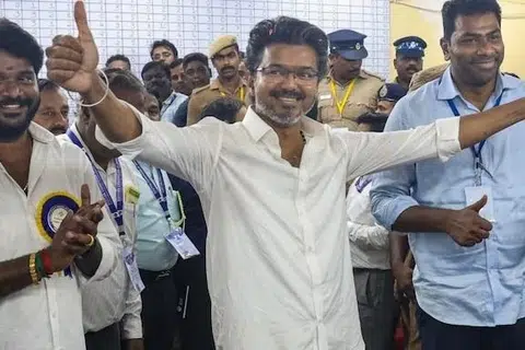 கட்சியினருடன் ஆளுநரைச் சந்திக்கக் கிளம்பிய தவெக தலைவர் விஜய்.