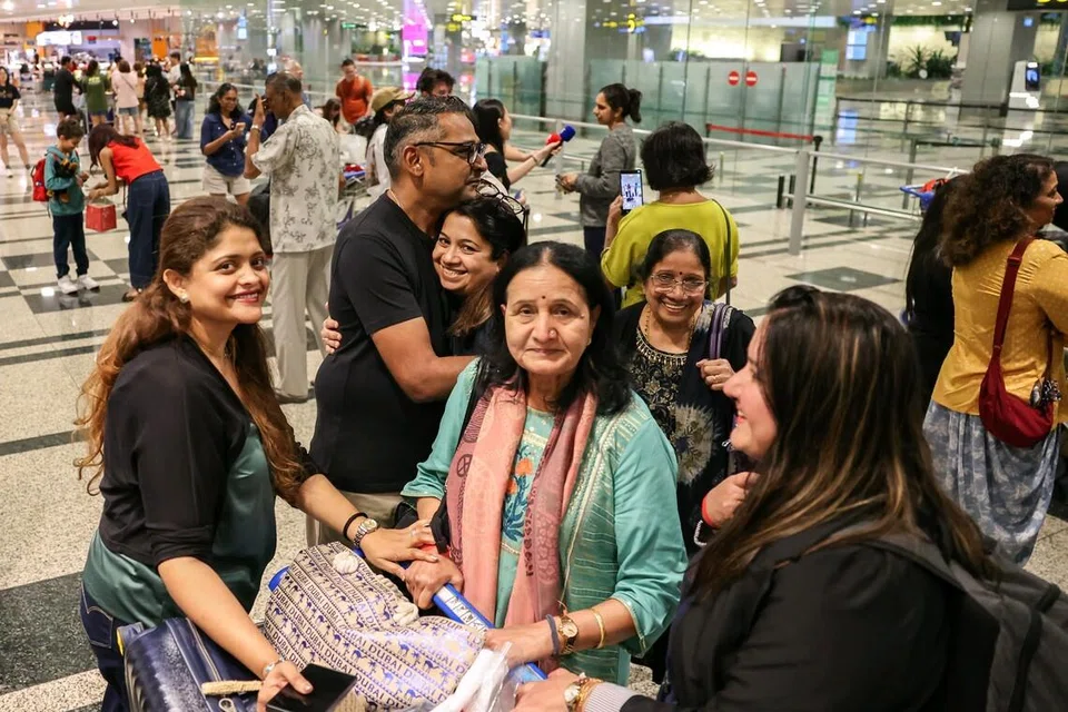மத்திய கிழக்கிலிருந்து சிங்கப்பூரர்களை அழைத்து வர ஏற்பாடு செய்யப்பட்டிருந்த இரண்டாவது விமானம் ஞாயிற்றுக்கிழமை (மார்ச் 8) சிங்கப்பூர் வந்து சேர்ந்தது. குடும்பத்தினரை மகிழ்ச்சியுடன் வரவேற்றனர் உறவினர்கள்.