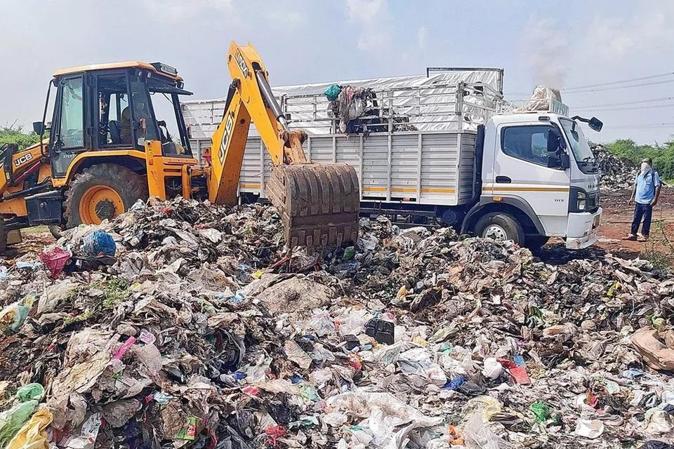 நெல்லை அருகே சுத்தமல்லியில் கொட்டப்பட்ட கேரள மருத்துவக் கழிவுகள் லாரியில் ஏற்றி அப்புறப்படுத்தப்பட்டன.