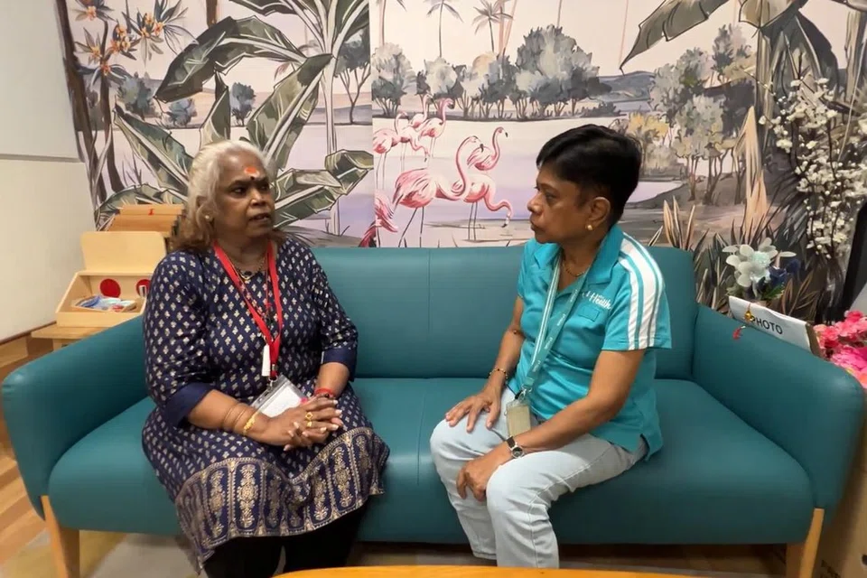 திருவாட்டி வேலம்மாளுடன் (இடது) தொண்டூழியர் திருவாட்டி தமிழரசி.